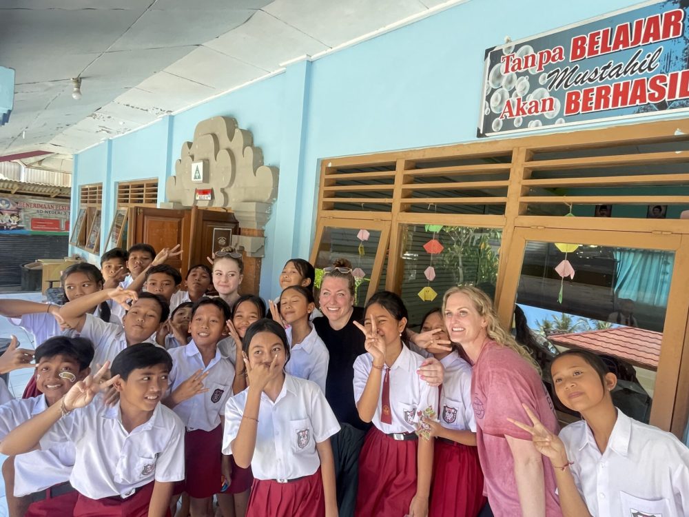 School children posing for a picture.