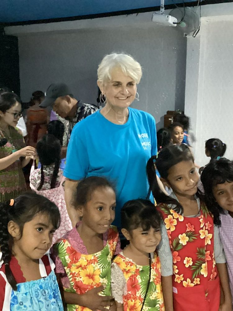 Group of 5 children and adult posing for a picture.